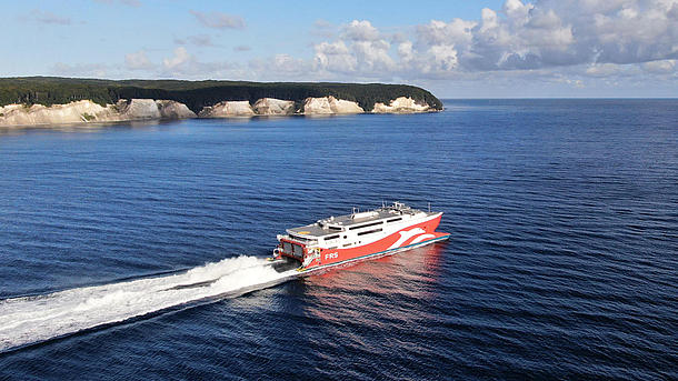 Luftperspektive des "Skane Jets" vor den Kreidefelsen.