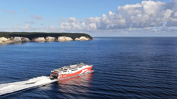 Luftperspektive des "Skane Jets" vor den Kreidefelsen.