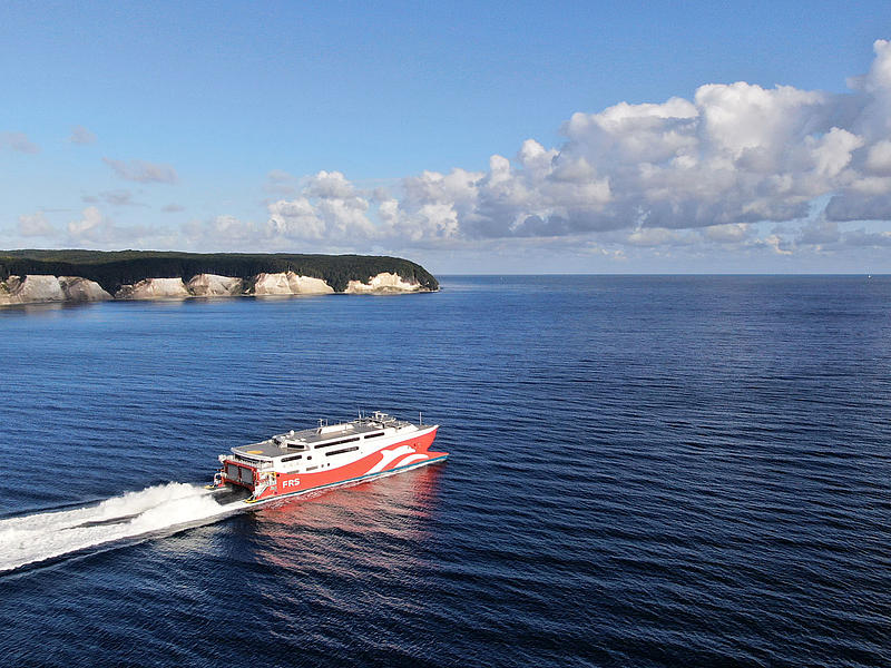 Luftperspektive des "Skane Jets" vor den Kreidefelsen.