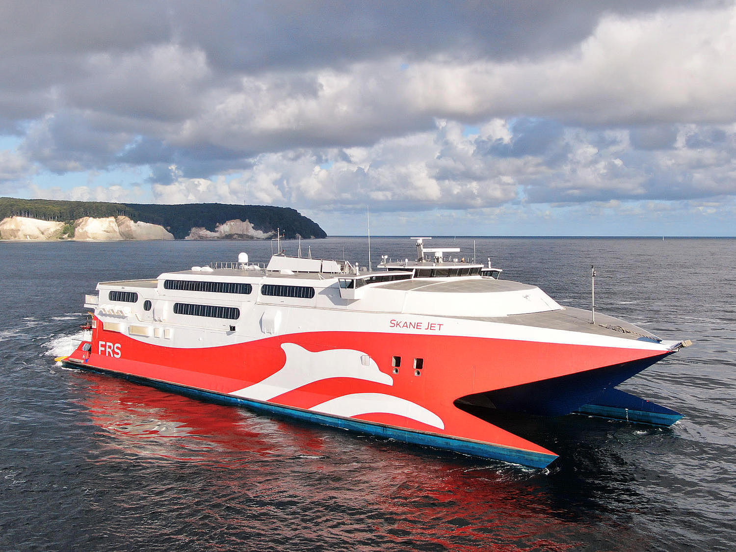 Seitenansicht des Skane Jets auf der Ostsee vor den Kreidefelsen