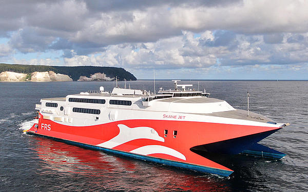 Seitenansicht des Skane Jets auf der Ostsee vor den Kreidefelsen