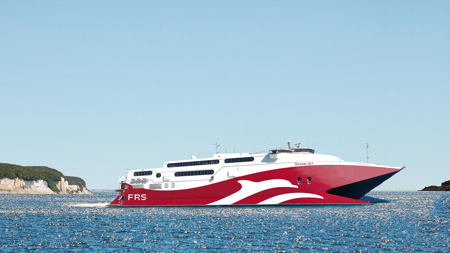 High-Speed-Katamaran bei den Kreidefelsen Jasmund.