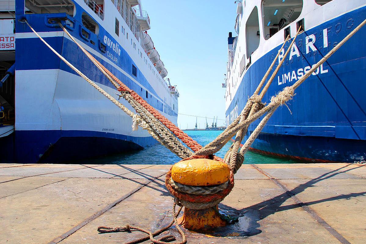 Festmachleinen von zwei Schiffen.