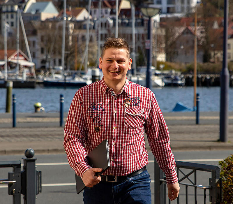 Apprentice walking infront of the flensburger fjord