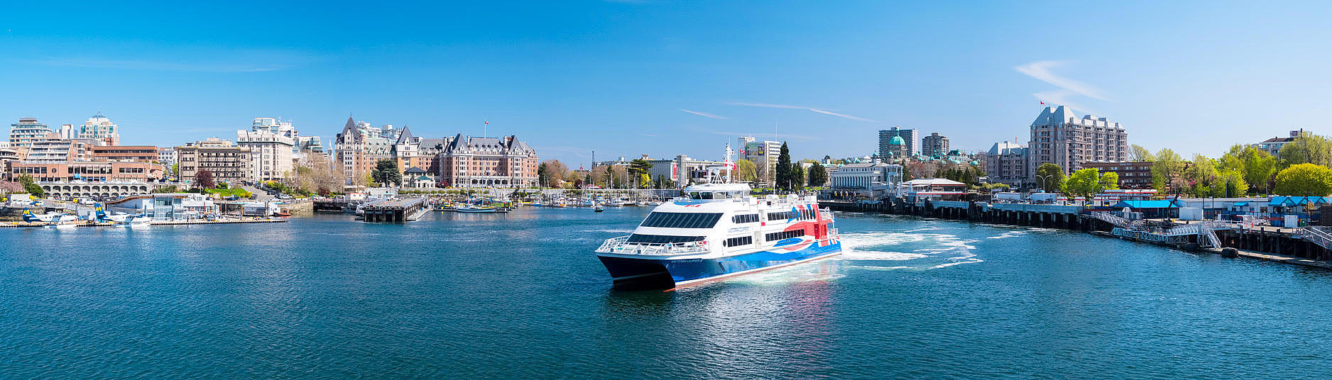 The HSC Clipper V leaving the harbour of Victoria.