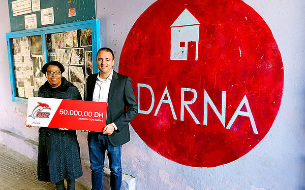 FRS Iberia representative hands over the voucher to DARNA.