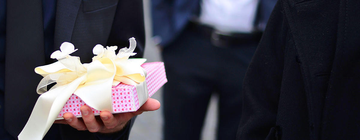 Eine Person, die ein Geschenk hält.