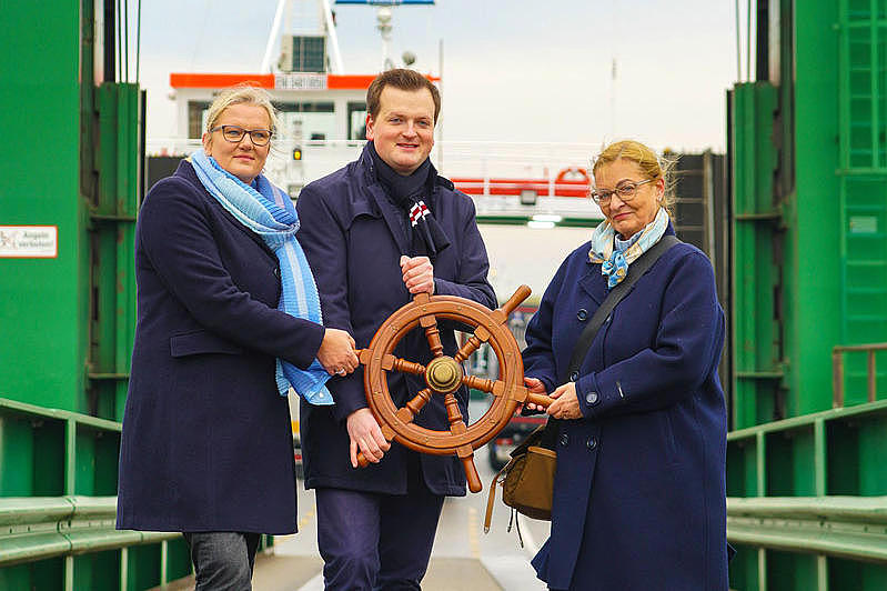 Official handover of the "Elbfaehren" to FRS.