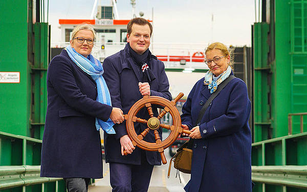 Official handover of the "Elbfaehren" to FRS.