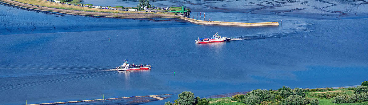 Two Elbferries are passing each other in Wischhafen.