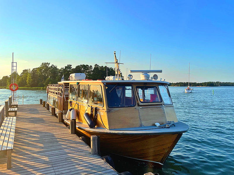 The passenger ferry "Gädda" from the front at the wooden pier.