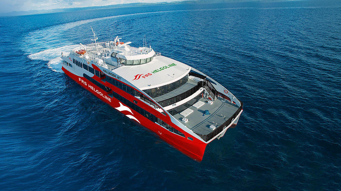 The vessel Halunder Jet at full speed.