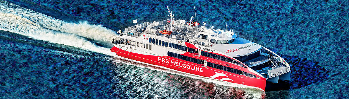 The Halunder Jet on the water at high speed.