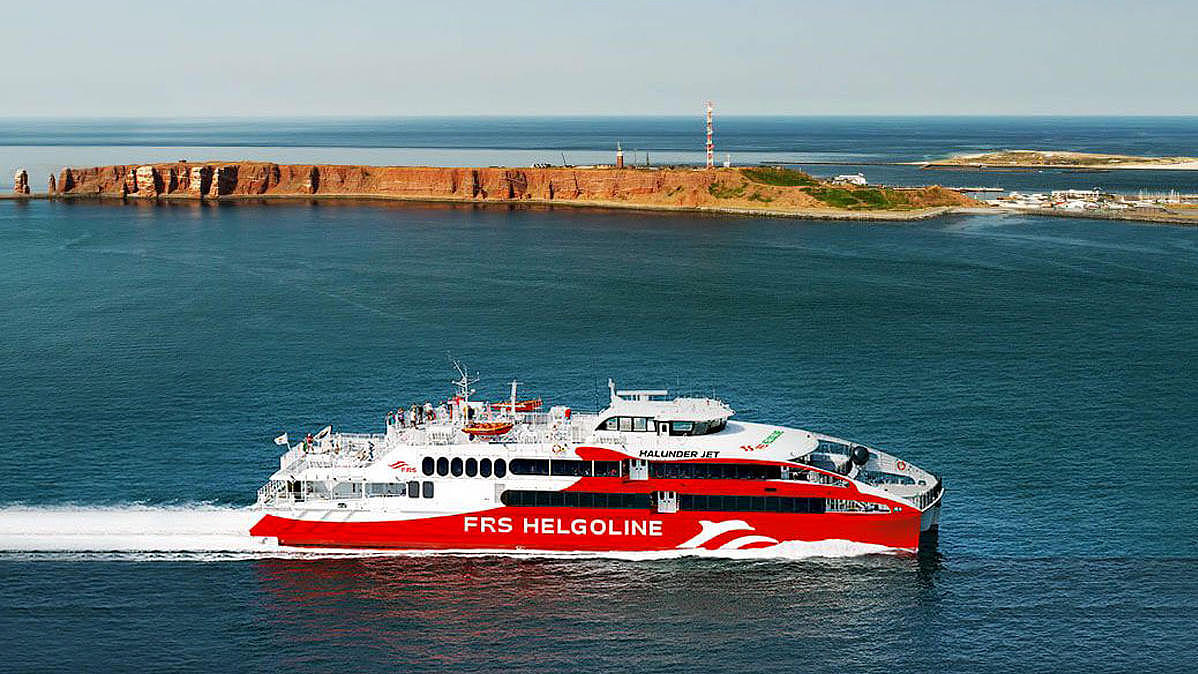 The Halunder Jet from starboard in front of the island of Heligoland.
