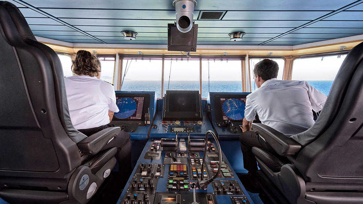 Zwei personen auf der Brücke unseres Schiffs Tarifa Jet.
