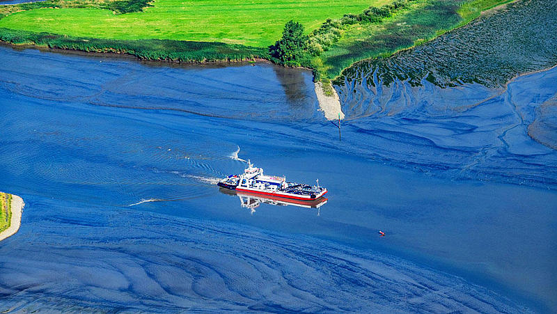 The vessel "Wilhelm Krooss", connecting Glückstadt and Wischhafen.