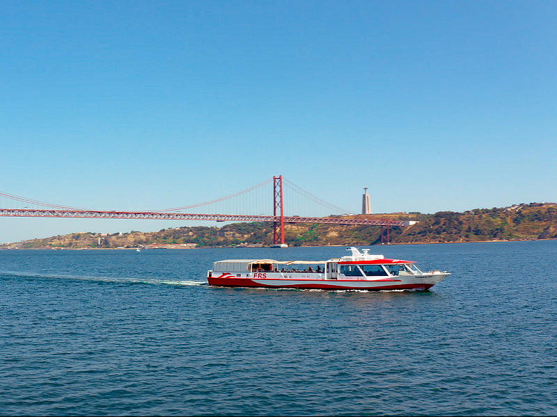 MS Hanseblick in front of 25 de Abril bridge beneath the blue sky