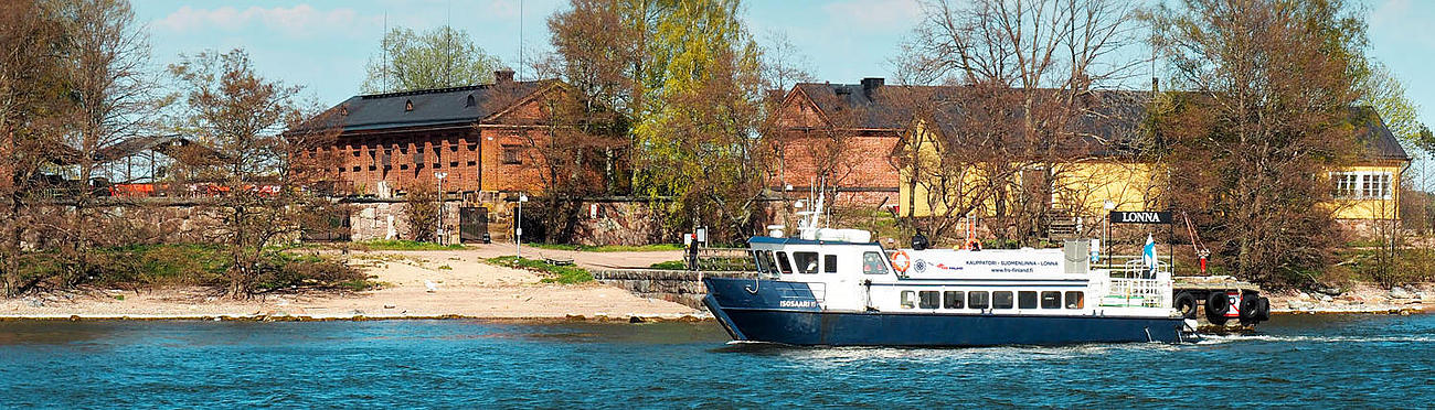 The passenger ferry "Isosaari II" starting its tour on the water.