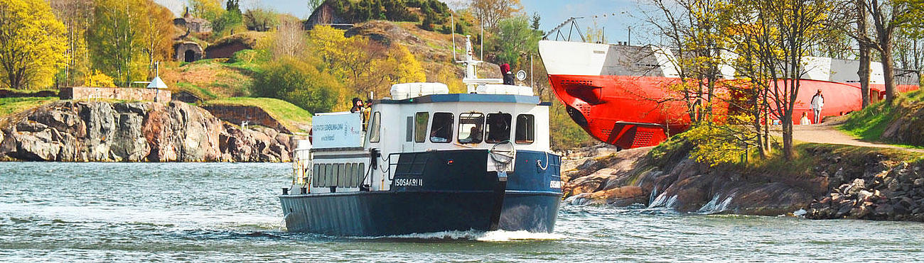 The passenger ship "Isosaari II" at full speed.
