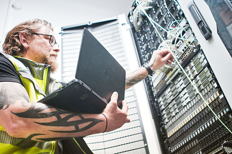 FRS It-Technician repairs server system